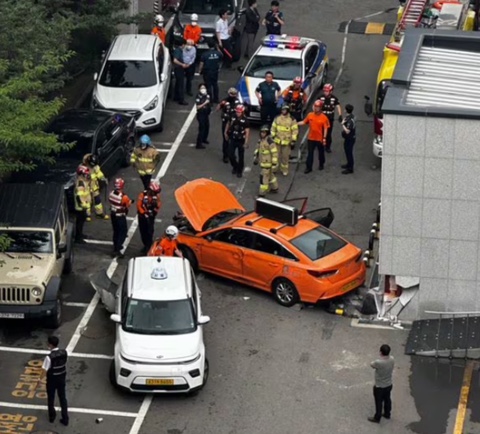 기사A씨가 몬 <b>택시</b>, <b>국립중앙의료원</b>으로 <b>돌진</b>해 보행자 크게다쳐