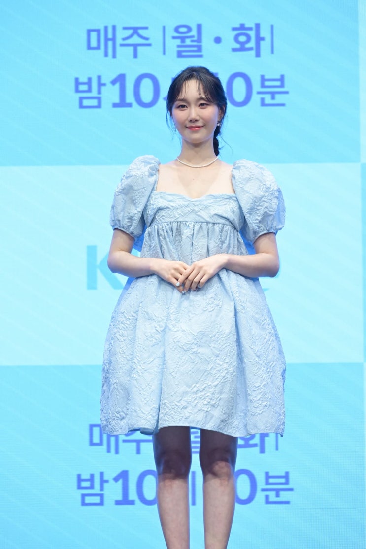 배우 이유영, 깜짝 임신 소식...D라인 꽁꼼 숨긴 '빅사이즈 의상' 재조명 배우 이유영, 깜짝 임신 소식...D라인 꽁꼼 숨긴 '빅사이즈 의상' 재조명