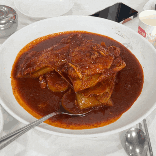  황가네찜 매콤한 맛이 일품인 가오리 찜 뼈째 드세요.