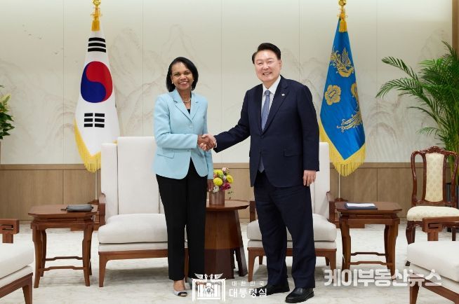尹 대통령, 콘돌리자 라이스 전 <b>미국 국무장관</b> 접견