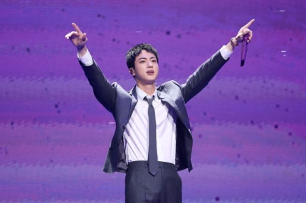 <b>방탄소년단</b> 진, 파리<b>올림픽 성화봉송</b> 주자