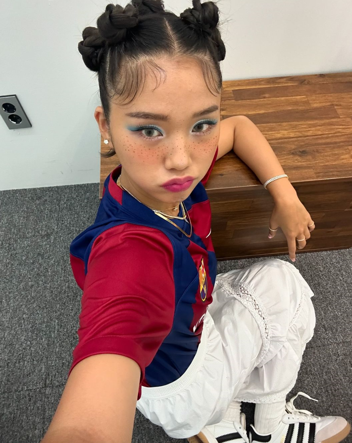  바르셀로나 유니폼 져지와 함께 스타일에 포인트를 더한 아디다스 연예인 스니커즈 운동화 정보 w. 미미