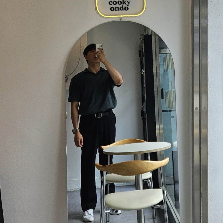 240703 연카키 카라티 검은색 와이드 슬랙스 화이트 스니커즈 240703 연카키 카라티 검은색 와이드 슬랙스 화이트 스니커즈
