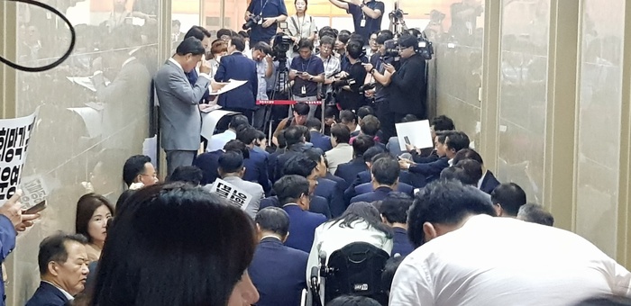 국회, 대정부질문 첫 날 결국 파행 종료...<b>채상병 특검법 상정</b>불발