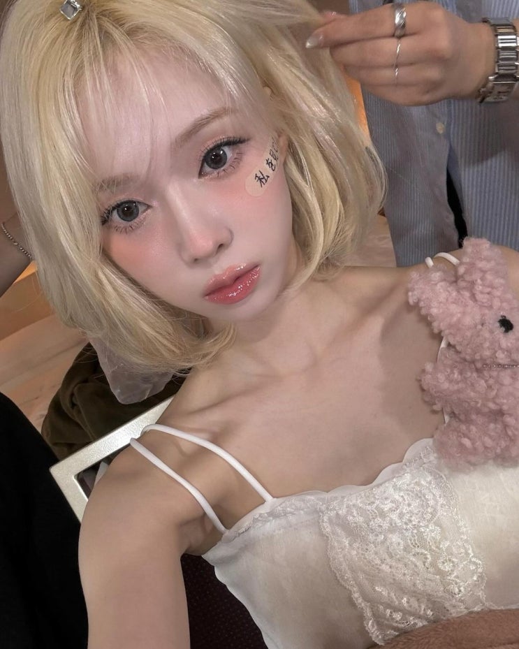 "예쁨주의보 발령" 에스파 윈터, 단발머리 하니 완벽한 AI 비주얼...깊게 파인 쇄골과 앙상한 팔뚝