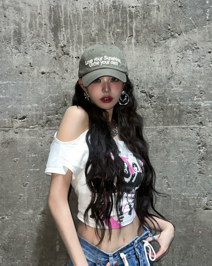 아이브 장원영, 이번엔 'Y2K 핫걸' 변신...비현실적인 '만찢' 미모 아이브 장원영, 이번엔 'Y2K 핫걸' 변신...비현실적인 '만찢' 미모