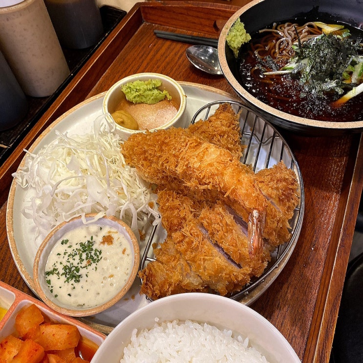  신촌 맛집 카츠업 줄서서 먹는 가성비 좋은 돈까스