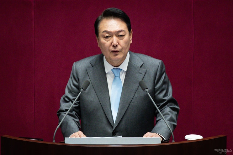 영자신문, <b>윤석열</b> 대통령 <b>탄핵 청원</b> 백만 서명 돌파 #인디펜던트