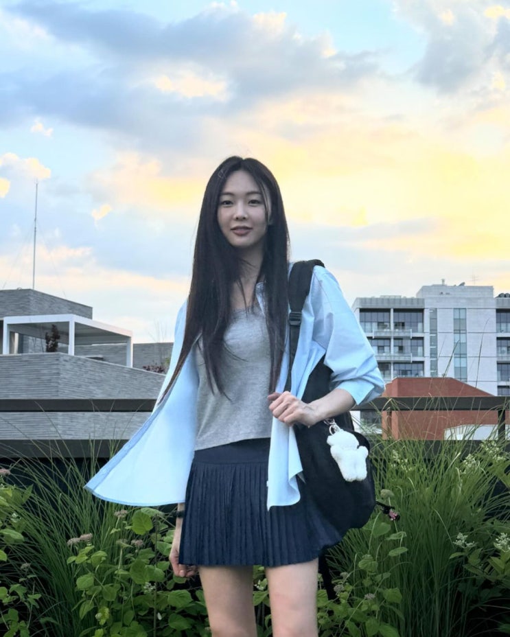  미니멀한 여자 꾸안꾸 그 잡채인 스쿨룩을 완성한 금새록이 신은 여성 나이키 운동화 V2K 신발 정보