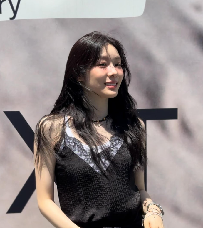  이전과 확연히 다른 스타일을 완성한 김연아의 실크 민소매 나시 레이스 블라우스 투피스 셋업 코디 알아보기
