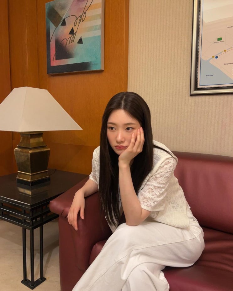  센스 있는 여성의 여름 비즈니스캐주얼 출근룩으로 크롭 길이감의 여자 노카라 싱글 반팔 자켓 코디 w. 정채연