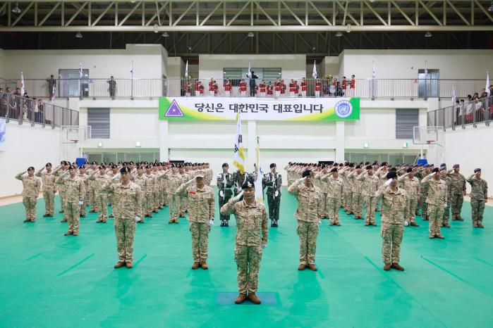 열린 <b>아크부대</b> 23진 환송식에서 <b>장병</b>들이 경례하고 있다.... 