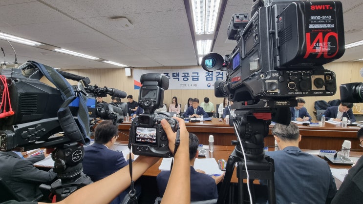  서로 배려하는 사진기자와 영상기자
