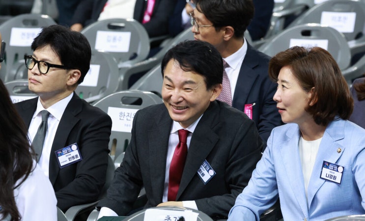與 당권 경쟁 ‘점입가경’...날선 발언에 <b>황우여</b>, “품격 있는... 