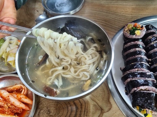  강릉역 맛집 까치장칼국수 하얀 칼국수 엄마 김밥