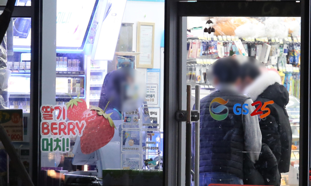 "똑같은 '직장인'인데, 우리는 왜 국민연금 보험료를 두배 내나요?" "똑같은 '직장인'인데, 우리는 왜 국민연금 보험료를 두배 내나요?"