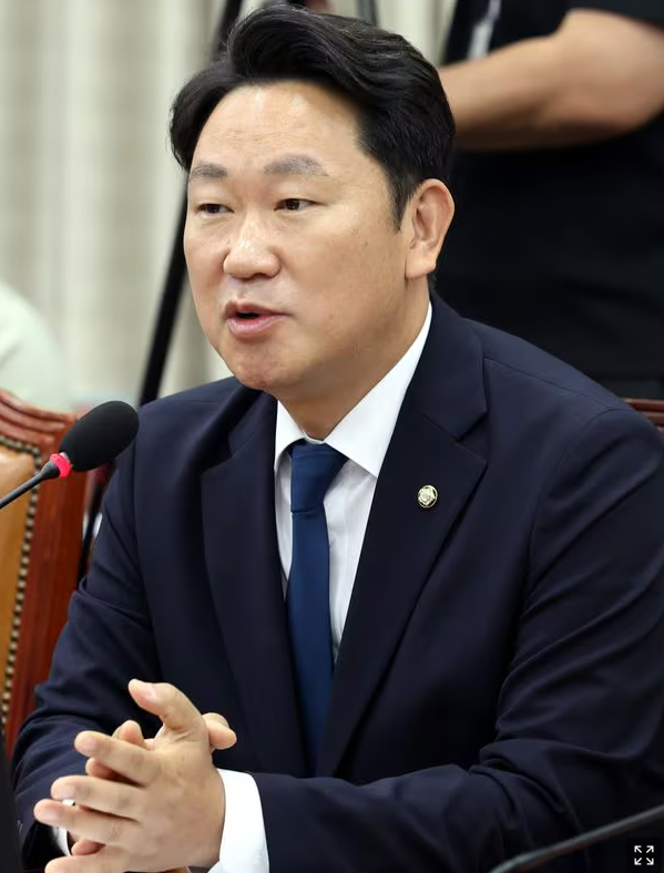 조사한 검사 <b>탄핵</b> 추진에 기권 선언한 <b>곽상언</b> 의원 비난.’