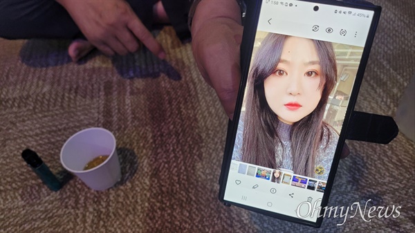 "곧 결혼한다" 웃던 딸, 아버지는 예비사위와 장례를 준비한다 "곧 결혼한다" 웃던 딸, 아버지는 예비사위와 장례를 준비한다