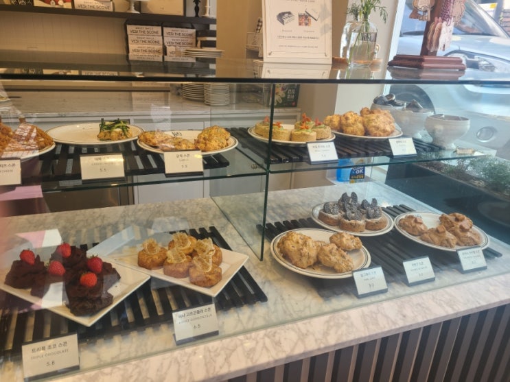  [압구정]스노우밀크티와 스컨이 맛있는 곳_ 베시 더 스콘