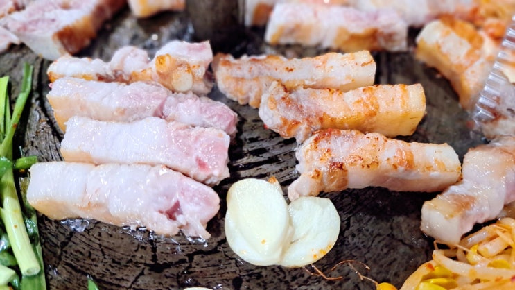 이제 서민들은 삼겹살도 사치다 오류동 꿀돼지솥뚜껑에서 데이트 이제 서민들은 삼겹살도 사치다 오류동 꿀돼지솥뚜껑에서 데이트
