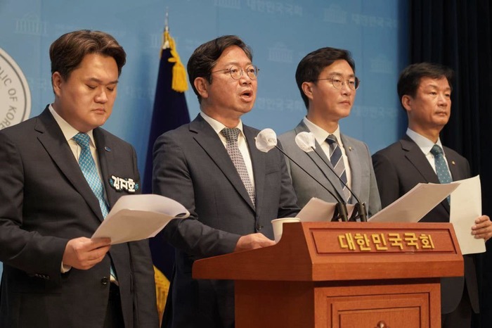 民, 검찰의 <b>이재명</b> 전 대표 부부 소환에 "<b>독재</b>정권 <b>방탄</b>수사... 