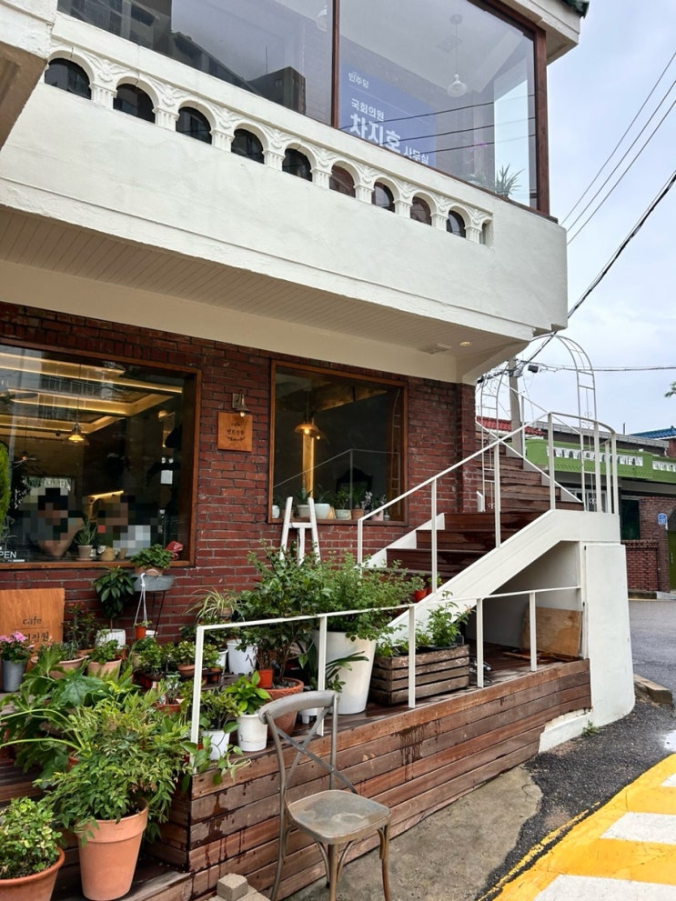  주택을 개조한 분위기 좋은 오산 카페 <연희정원>