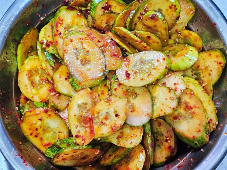  오이무침 양념 레시피 매콤 아삭 식감 고기와 잘 어울려!
