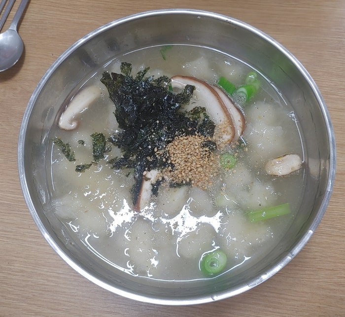  강릉 중앙시장 맛집 : 옹심이가 유명한 '감자바우 장칼국수'