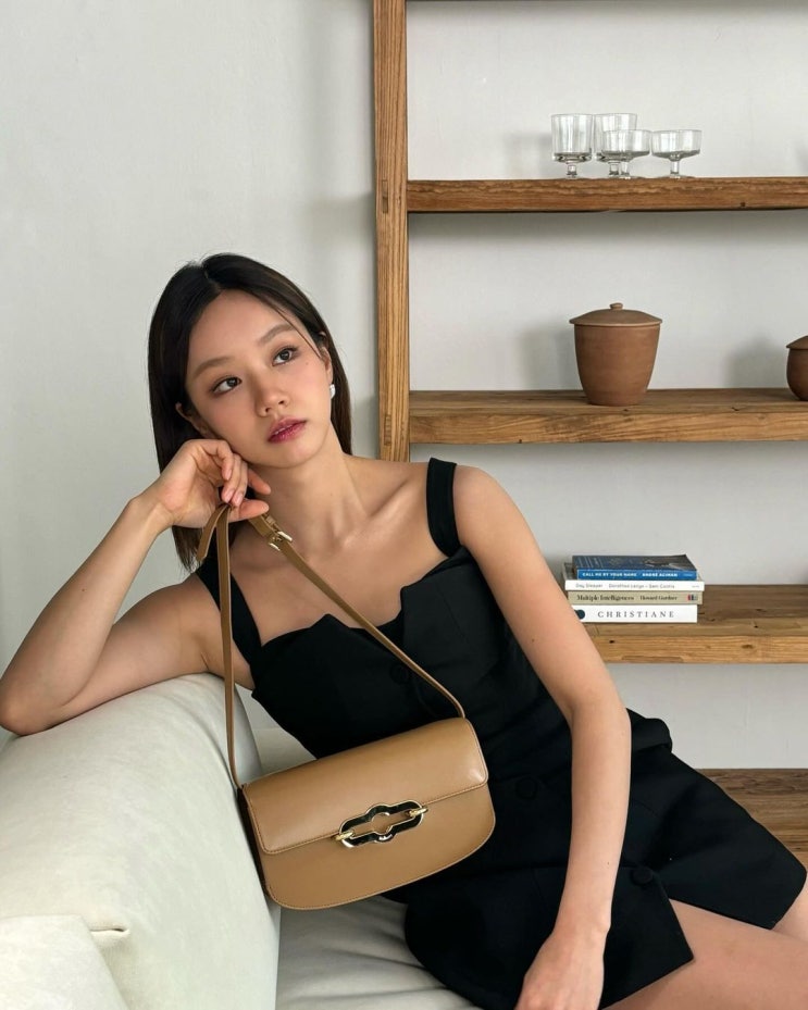  20대 여자 대학생의 첫 명품백으로 브리티시 감성의 여성 명품 브랜드 멀버리 이스트웨스트 펨리코 가방 정보