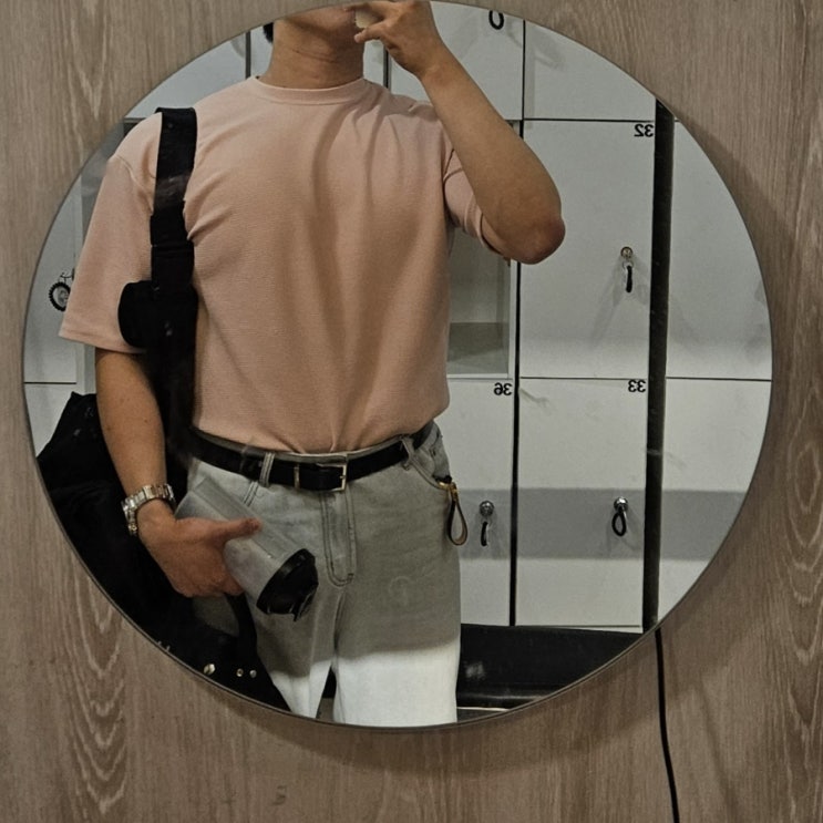 240708 분홍색 여름 티셔츠 연청 와이드 청바지 검은색 벨트 240708 분홍색 여름 티셔츠 연청 와이드 청바지 검은색 벨트