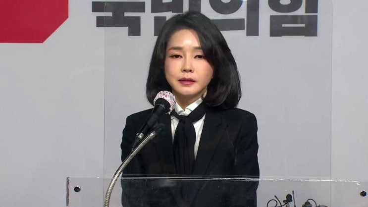 <b>권성동</b> 문자 <b>한동훈</b>, 김건희 씨의 사과를 둘러싼 정치적 논란