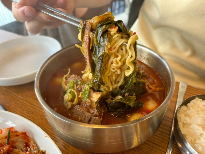 부산대 주말 점심은 매콤한 뼈해장국, 목뼈라면옹심이 맛집 맛나감자탕