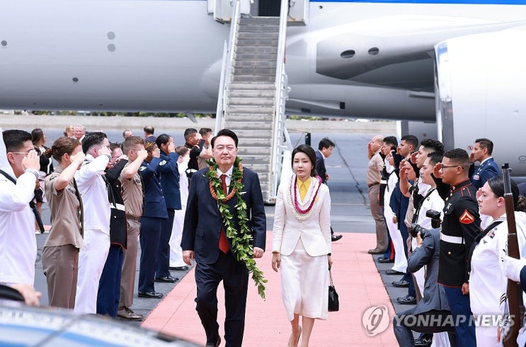 尹<b>대통령</b> 부부, <b>하와이 도착</b>…인태사령부 등 방미 일정 시작