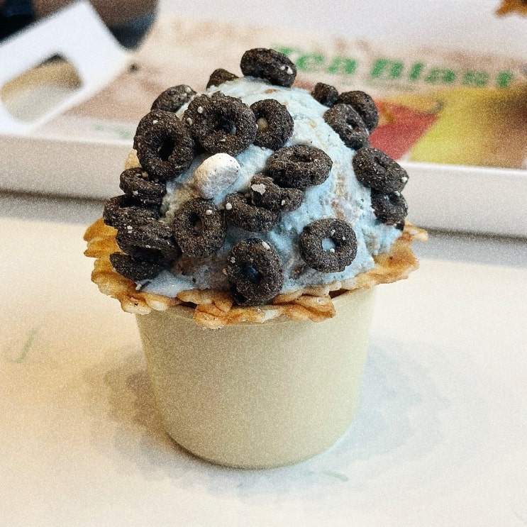  배스킨라빈스 신메뉴 7월 이달의 맛 신메뉴 블루서퍼비치 먹어보고 오레오 토핑 추가도 해본 리뷰.