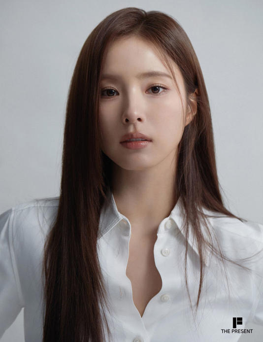 신세경 , <b>더프레젠트 컴퍼니 전속계약</b>