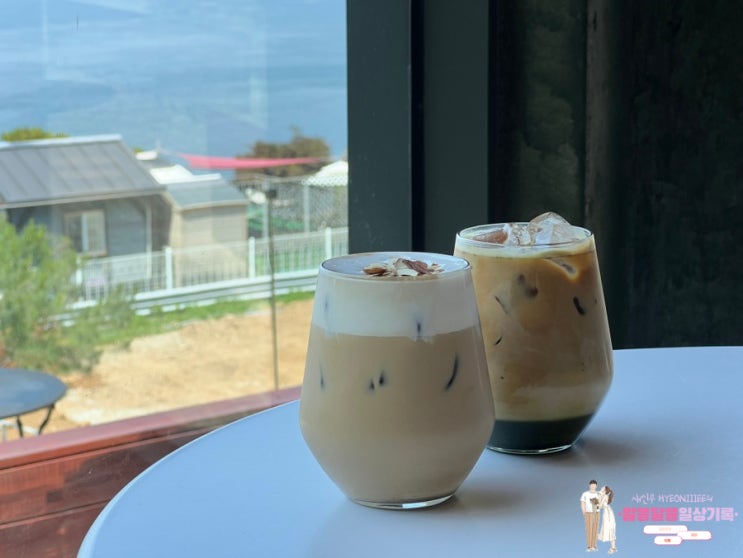  내돈내산 씨사이드힐캠핑장 근교 카페 오션뷰 족욕 카페 '카페 트라몬토'에서 트라몬토라떼와 말차라떼 마셨어요!