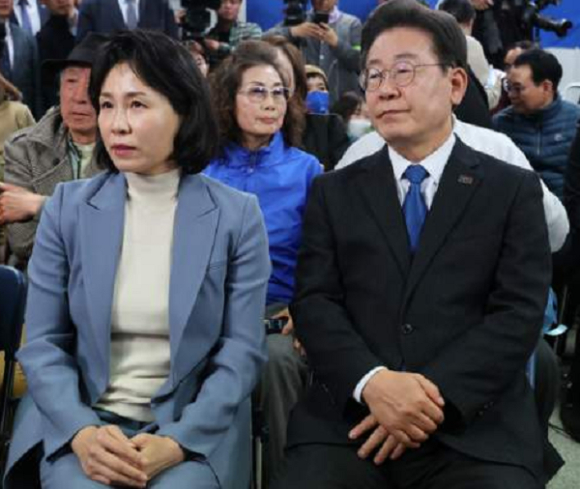 검찰, ‘경기도 <b>법카 유용 의혹</b>’ 이재명 부부 소환 통보