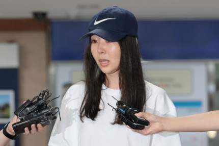 ‘완판녀’ 뉴진스 엄마 <b>민희진 경찰</b> 출석 패션룩 또 화제... 