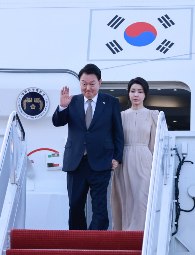 참석 / “<b>푸틴</b> 막겠다” 나토, <b>우크라</b>에 방공 무기 지원 결정... 