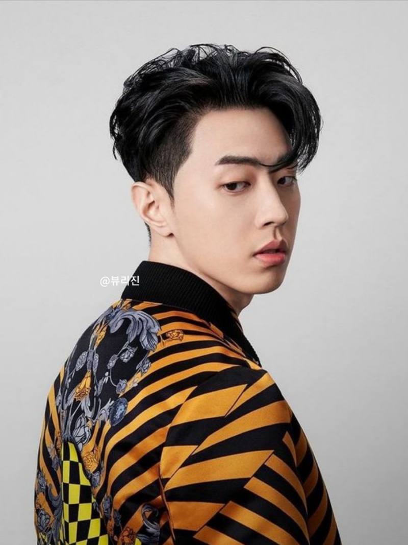 이 스타일은 짧고 세련된 '픽시컷'입니다. 길이는 귀 위까지 내려오며, 목과 귀가 드러나는 깔끔한 커트입니다. 💁🏻\u200d♀️앞머리는  짧고 자연스럽게 흐르며, 얼굴형을 잘 돋보이게 합니다. 💎💎중성적이고 시크한 분위기를 연출할 수 있으며, 얼굴의 윤곽을 강조하는, image size:800x1067