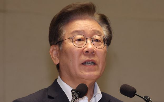 <b>이재명</b>, 당 대표 출마 선언 “<b>정권 교체</b> 넘어 정치<b>교체</b> 선도”