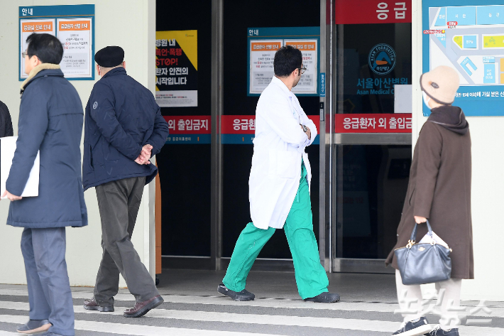 '<b>전공의 사직</b> 시점 2월로'...정상화해법되나