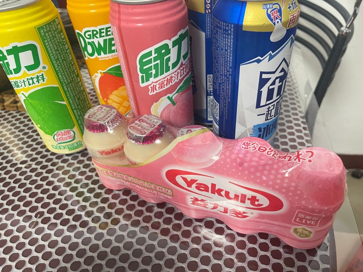  중국에서 먹을만한 음료수 복숭아 맛 요구르트 와 과일주스~