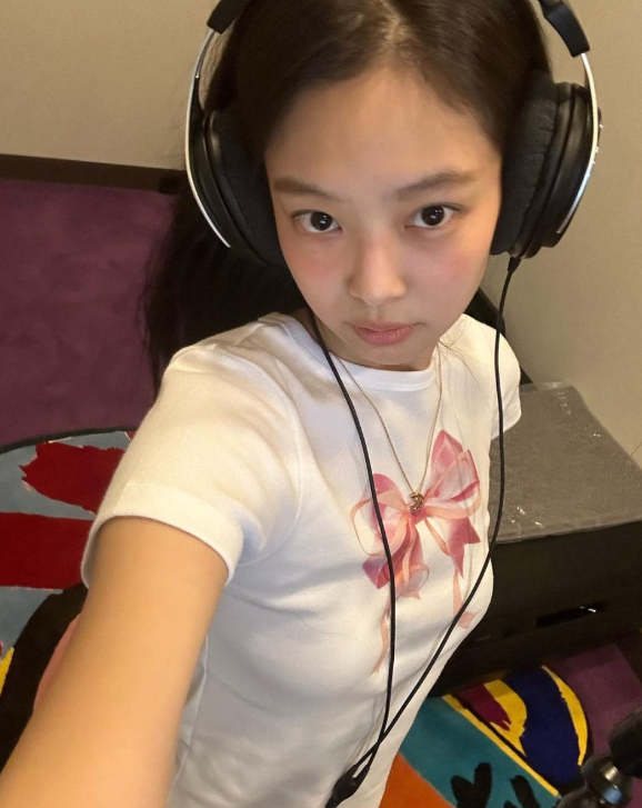  키치룩의 정석! 제니의 데일리 패션으로 함꼐한 예쁜 리본이 포인트인 프린트 화이트 크롭 반팔 티셔츠 코디 정보