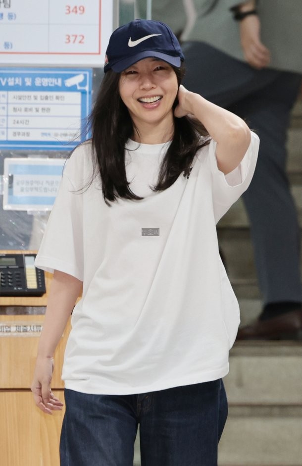 <b>민희진</b> 경찰조사 룩 다시 화제 뉴진스맘 입증 <b>8시간</b> 조사후... 