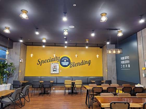컴포즈커피 목포대점 사진 1
