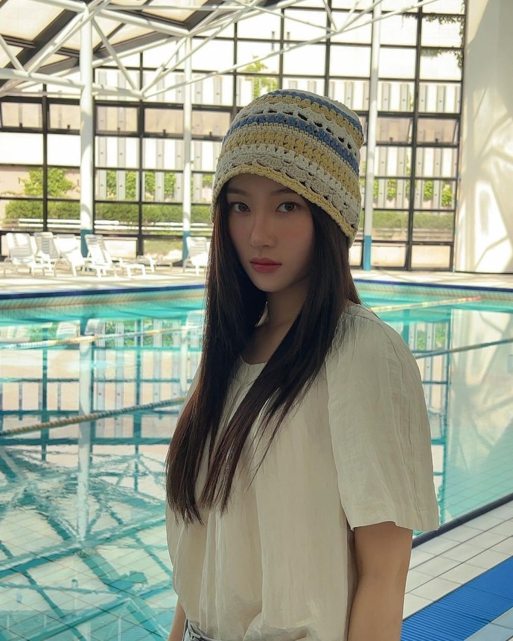  올 여름 유행 패션으로 남자 친구들이 좋아하는 여자 데이트룩 패션으로 화이트 블라우스 코디 w. 정채연