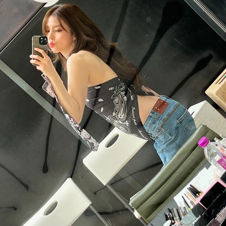  한소희, 스카프야 옷이야?...한손에 잡힐듯한 한 줌 개미허리와 얇은 팔 "여신 비주얼"