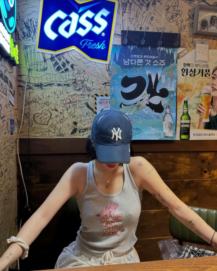  AOA 출신 신지민, 속옷 착용 없이 나시 한 장 입고 자유분방...'피부 건강'엔 최고라고?