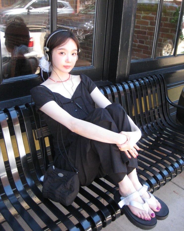  여름 여자 웨지 벨크로 스트랩 샌들 브랜드 뉴발란스의 푹신한 & 발 편한 신상 N-Flip 코디 w. 강민경 사복 패션